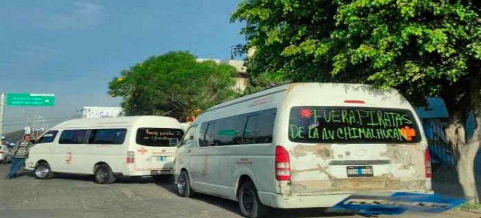 Transportistas arman retenes para evitar unidades “piratas” en Neza