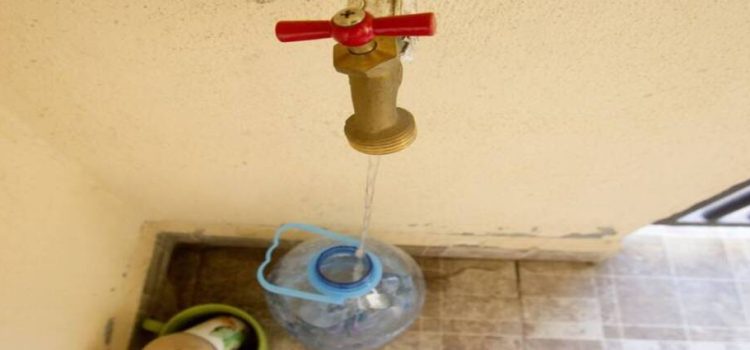Bajan el caudal de agua en Neza por una fuga