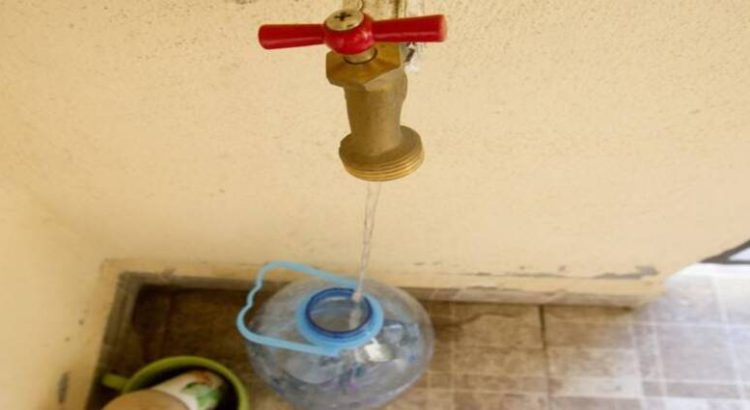 Bajan el caudal de agua en Neza por una fuga