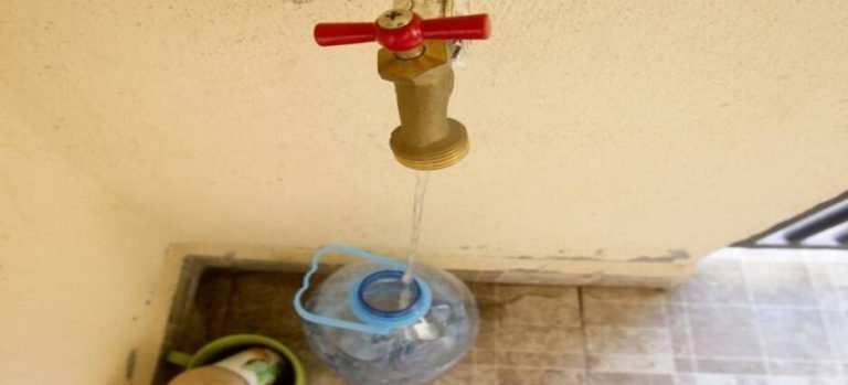 Bajan el caudal de agua en Neza por una fuga