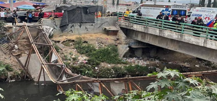 Autoridades de Neza culpan al gobierno federal sobre el colapso de puente peatonal