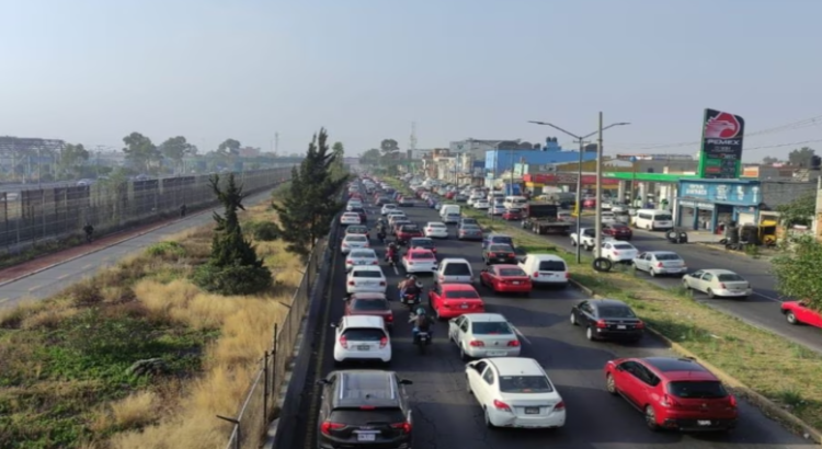 Jovencita se arrojó de puente peatonal de Avenida Central en Neza