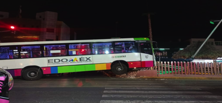 Choque de unidad de Mexibús deja a 8 personas lesionadas en Neza