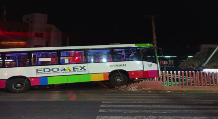 Choque de unidad de Mexibús deja a 8 personas lesionadas en Neza