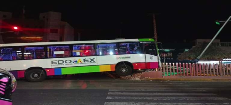 Choque de unidad de Mexibús deja a 8 personas lesionadas en Neza