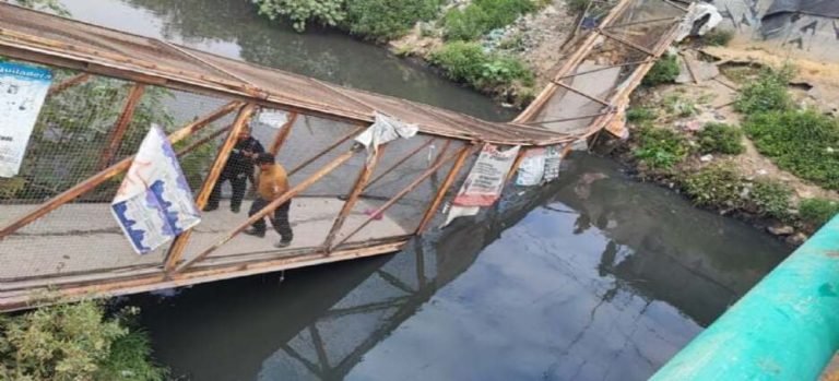 Colapsó puente peatonal en límites de Neza y Chimalhuacán