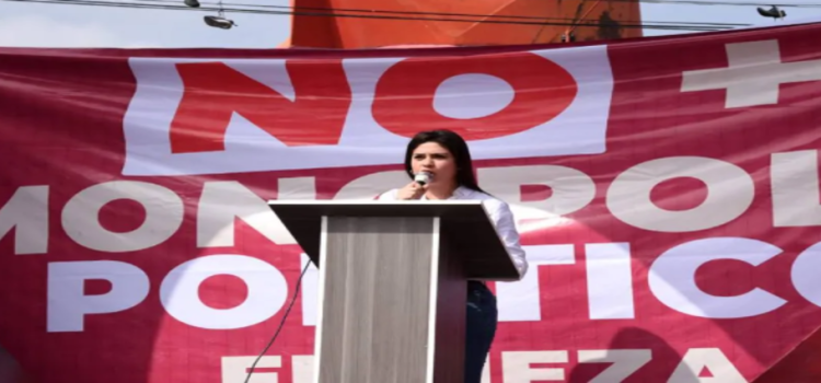 Susana Estrada se manifiesta contra el monopolio político en Neza