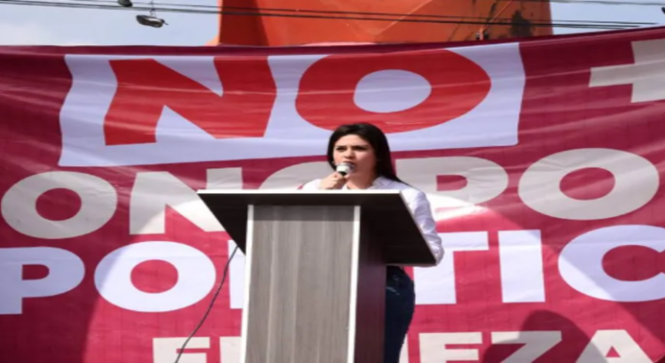 Susana Estrada se manifiesta contra el monopolio político en Neza