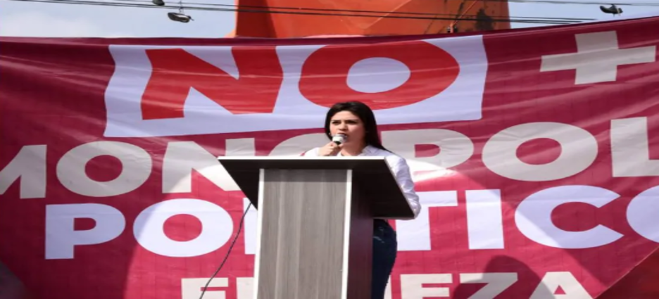 Susana Estrada se manifiesta contra el monopolio político en Neza