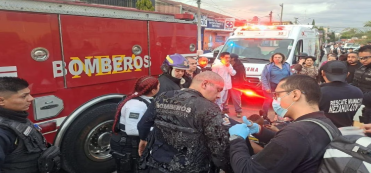 Reportan a 2 bomberos heridos tras explosión en Neza