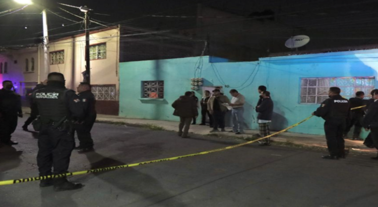 Localizan a hombre muerto en el patio de su casa en Neza; al parecer fue un paro cardiaco