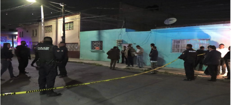 Localizan a hombre muerto en el patio de su casa en Neza; al parecer fue un paro cardiaco