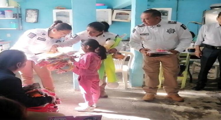 Niños de casa hogar reciben juguetes en Neza