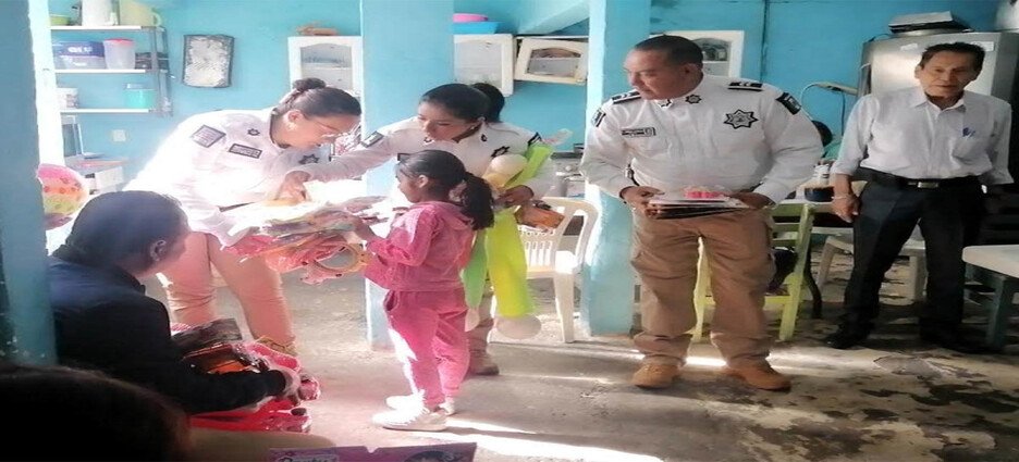 Niños de casa hogar reciben juguetes en Neza