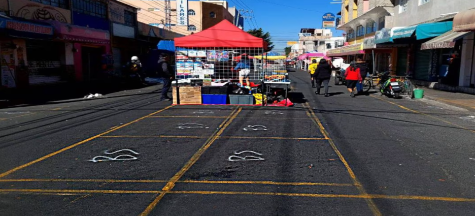 Cobran 480 pesos por metro cuadrado a comerciantes para instalarse en romería de Neza