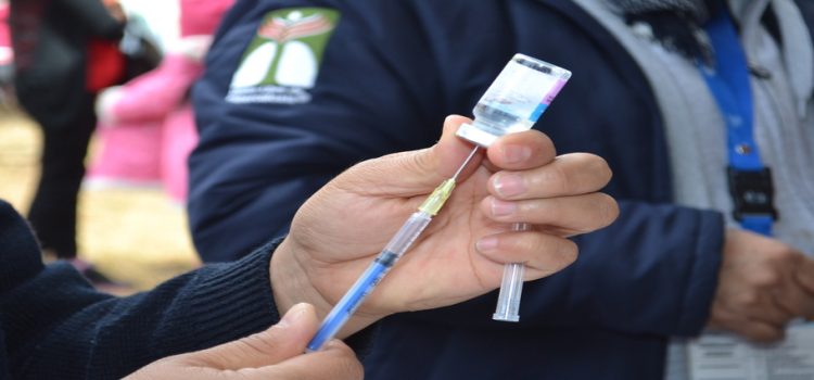 Reportan 40% de avance en vacunación contra influenza en Edomex