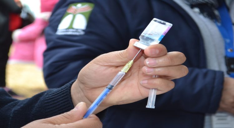 Reportan 40% de avance en vacunación contra influenza en Edomex
