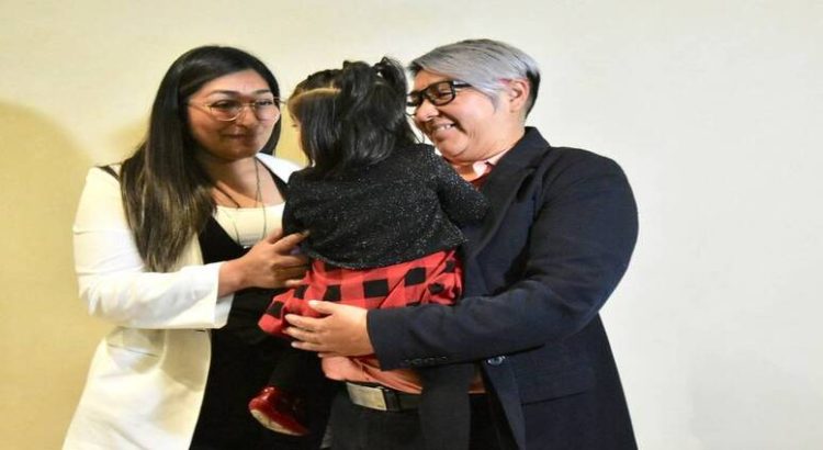 Pareja consigue primera adopción homoparental en Edomex