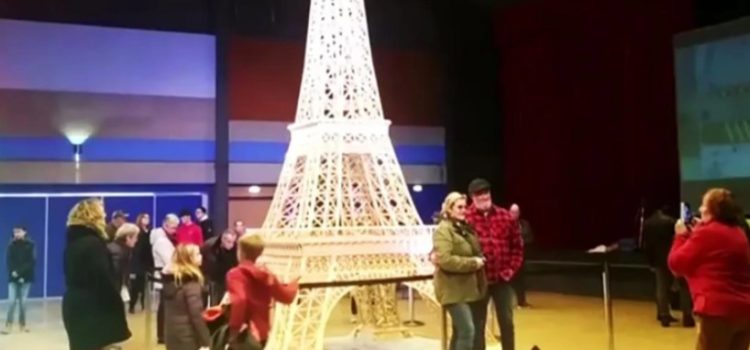 Entró al Guinness por construir una Torre Eiffel con cerillos