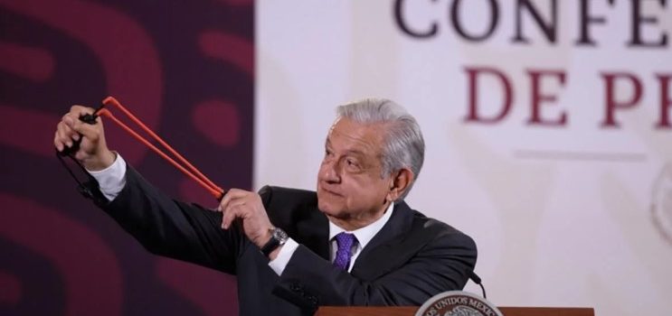 “No abusen” pide López Obrador a normalistas de Ayotzinapa