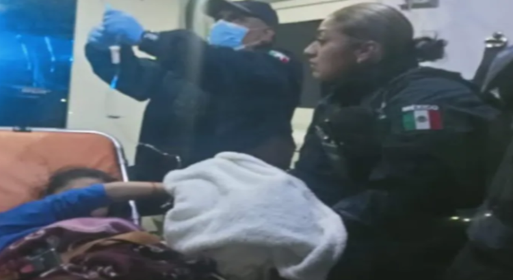 Policías municipales de Neza ayudan a mujer en labor de parto