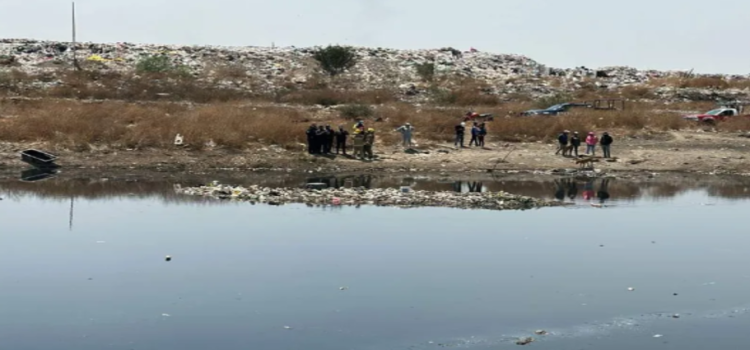 Hombre murió al intentar cruzar río en lancha que hizo con desechos en Neza