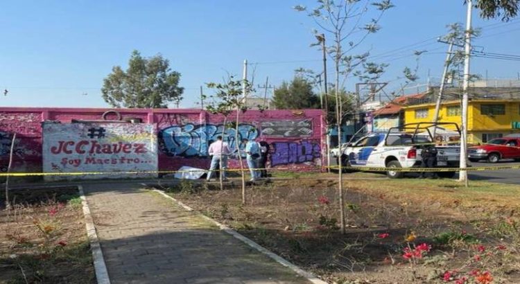 Localizan un cuerpo embolsado en canchas de futbol de Neza