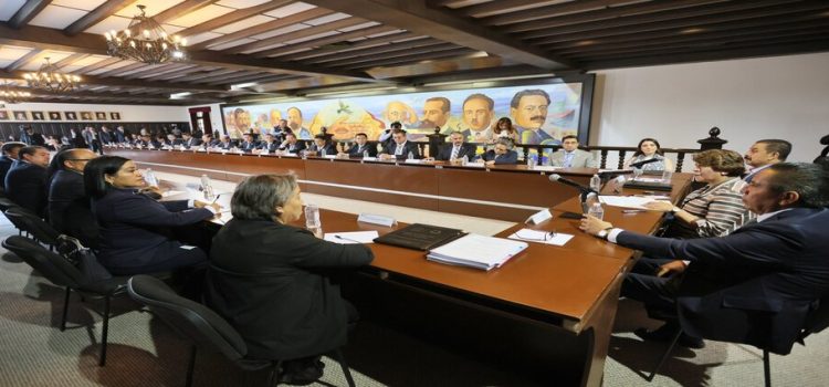 Gobierno recibe pliegos petitorios de sindicato de maestros en Edomex