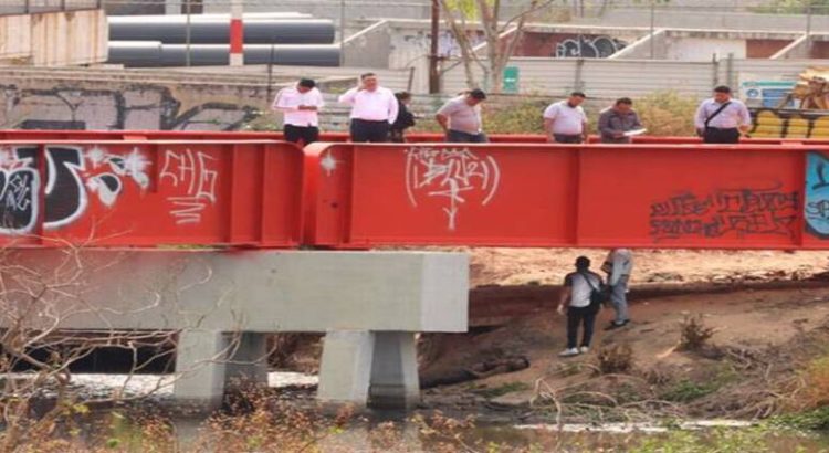 Encuentran cadáver de un hombre en canal de aguas negras en Neza