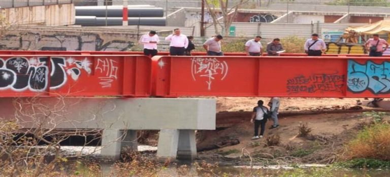 Encuentran cadáver de un hombre en canal de aguas negras en Neza