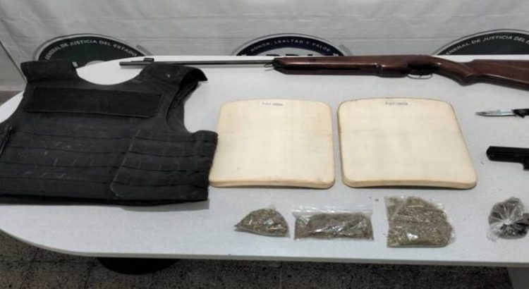 Durante un cateo en una casa de Neza aseguran armas, chalecos tácticos y narcóticos