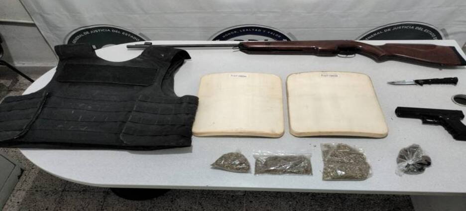 Durante un cateo en una casa de Neza aseguran armas, chalecos tácticos y narcóticos