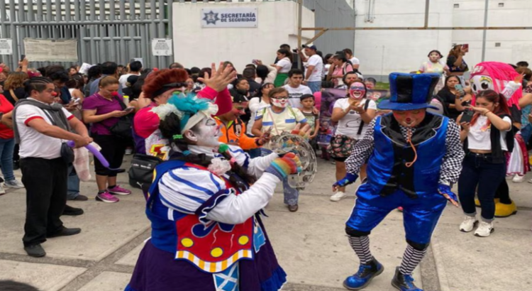 Payasos gritan frente al penal Neza Bordo en apoyo a 2 compañeros detenidos