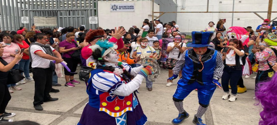 Payasos gritan frente al penal Neza Bordo en apoyo a 2 compañeros detenidos