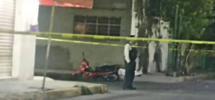 Victiman a tiros a motociclista en calles de Neza; los agresores huyeron