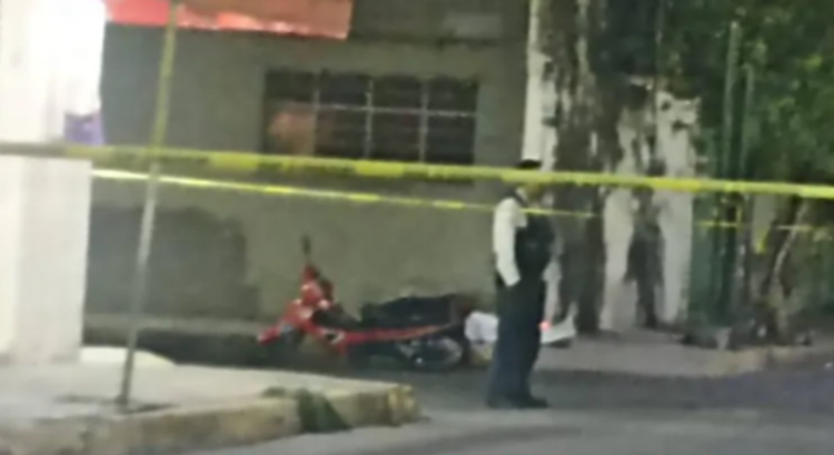 Victiman a tiros a motociclista en calles de Neza; los agresores huyeron