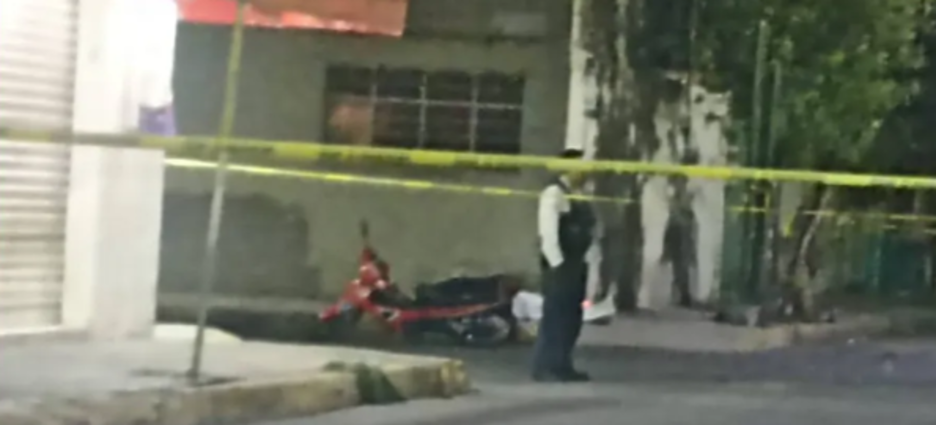 Victiman a tiros a motociclista en calles de Neza; los agresores huyeron