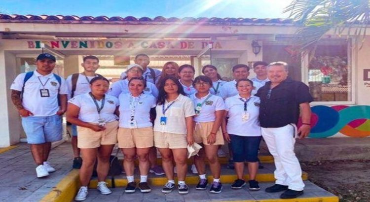 Estudiantes de la UAEMEX Neza realizan labor social en Puerto Vallarta