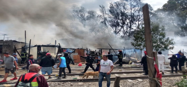 Incendio consumió casas ubicadas a un costado de las vías del tren en Neza