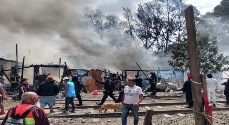 Incendio consumió casas ubicadas a un costado de las vías del tren en Neza