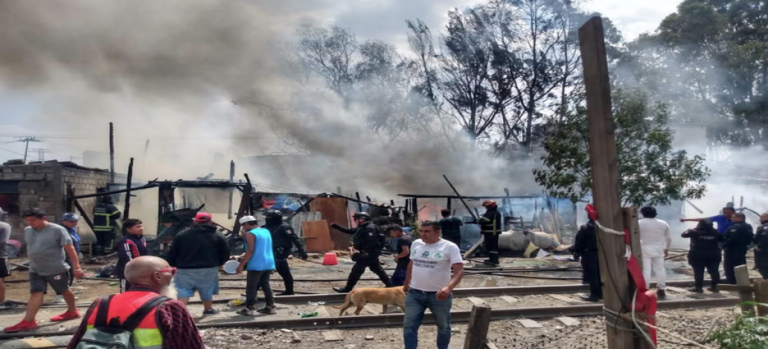 Incendio consumió casas ubicadas a un costado de las vías del tren en Neza