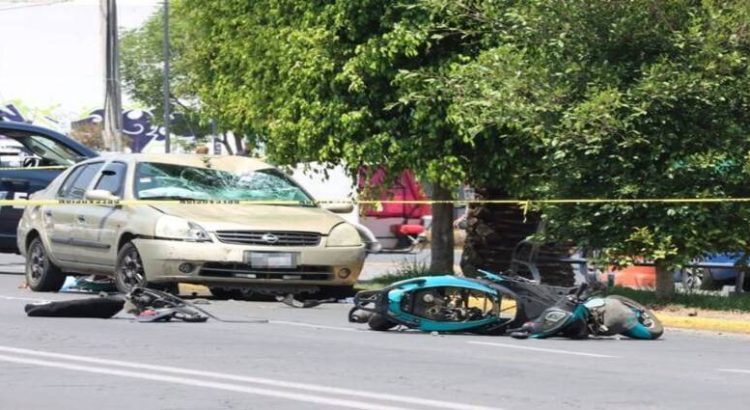 Motociclista muere al chocar contra auto en Neza
