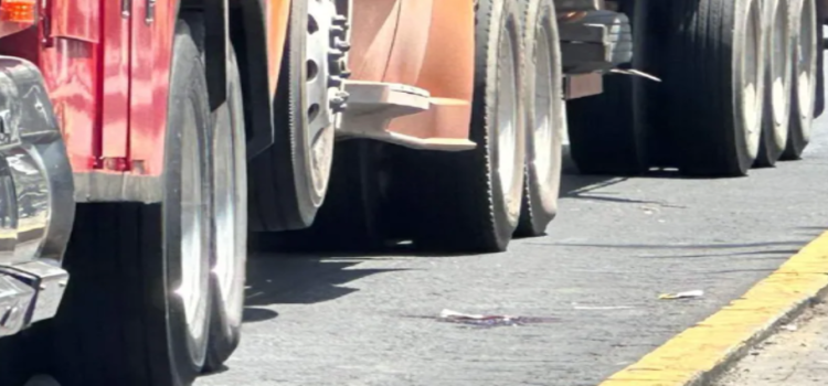 Unidad de carga atropella a hombre en Neza y logra sobrevivir