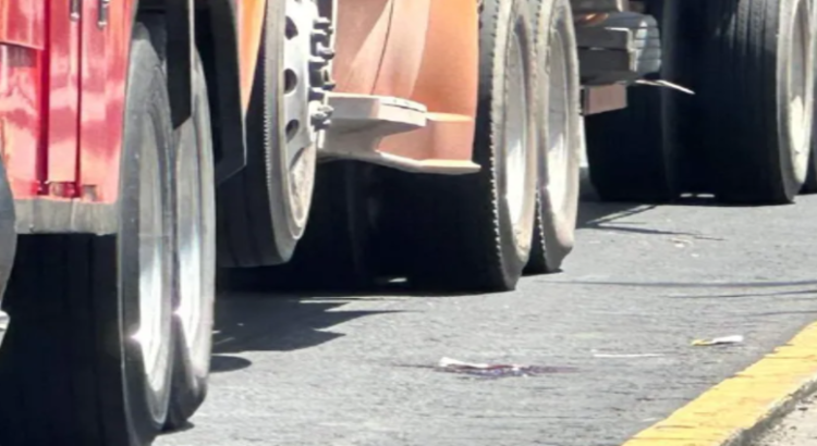 Unidad de carga atropella a hombre en Neza y logra sobrevivir