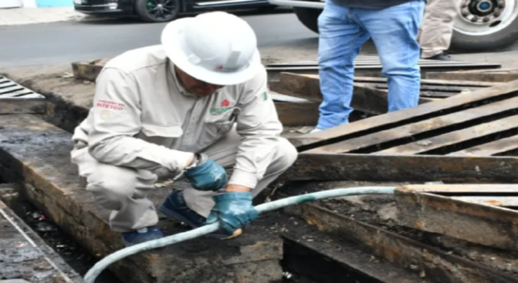 Alertan sobre presunto brote de combustible en coladera de Neza