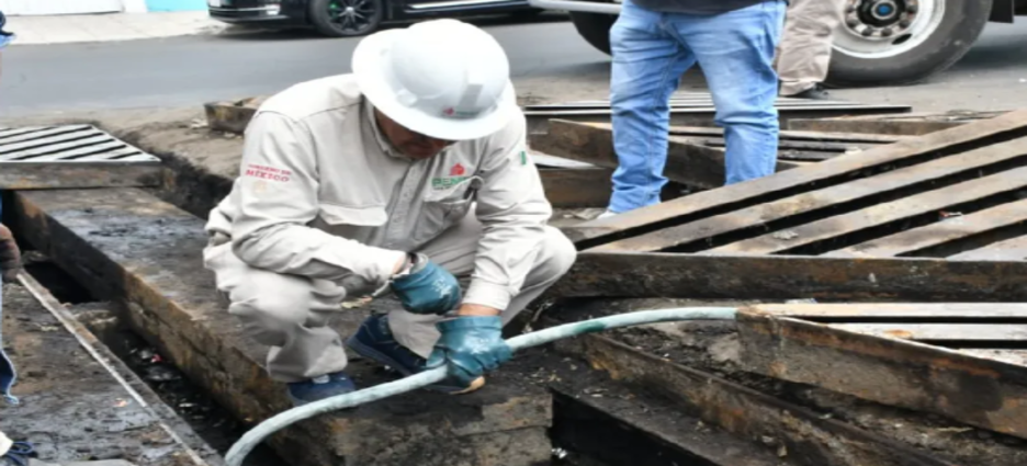 Alertan sobre presunto brote de combustible en coladera de Neza