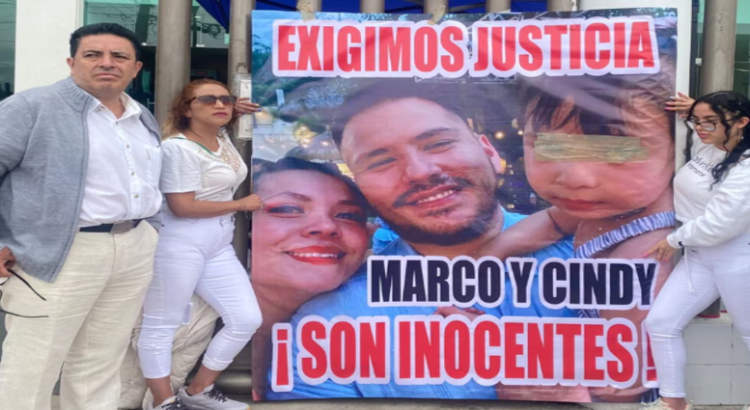 Familiares de Marco y Cindy, protestan frente a juzgados de Neza