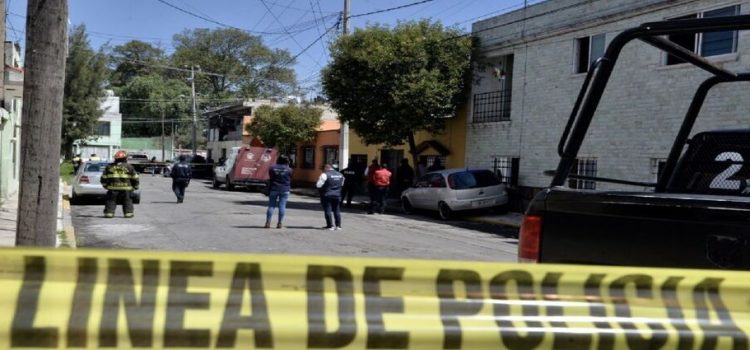 Violento asalto contra una mujer fue captado en calles de Neza; su perrito intentó defenderla y terminó golpeado