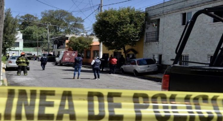 Violento asalto contra una mujer fue captado en calles de Neza; su perrito intentó defenderla y terminó golpeado