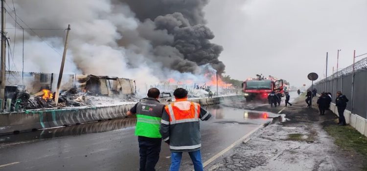 Habitantes de Neza entregan petición a Pemex para revisión y mantenimiento de ducto